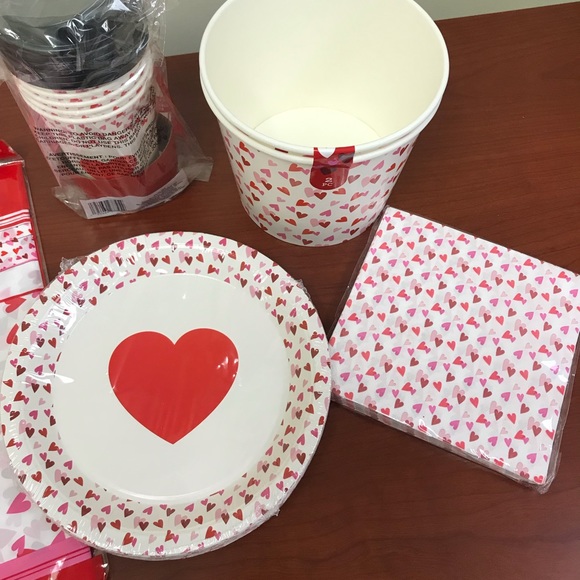 Valentine Hearts 5 pc Party Set - Picture 2 of 10